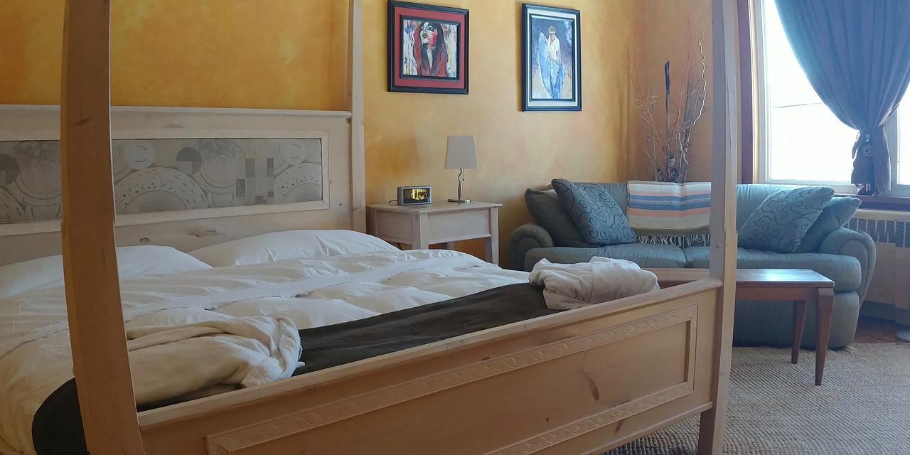 Artisan Upstairs Bed & Breakfast Sudbury
